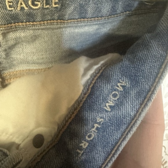 American Eagle Mom‎ Shorts Womens Size 6 Heavily Distressed Light Wash High Rise - Picture 7 of 9